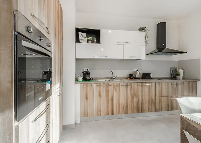 Bellaria Palace - In The Hearth Of Motor Valley By Movebnb *