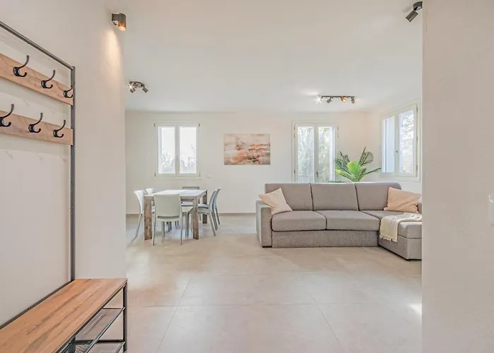 Apartment Bellaria Palace - In The Hearth Of Motor Valley By Movebnb *